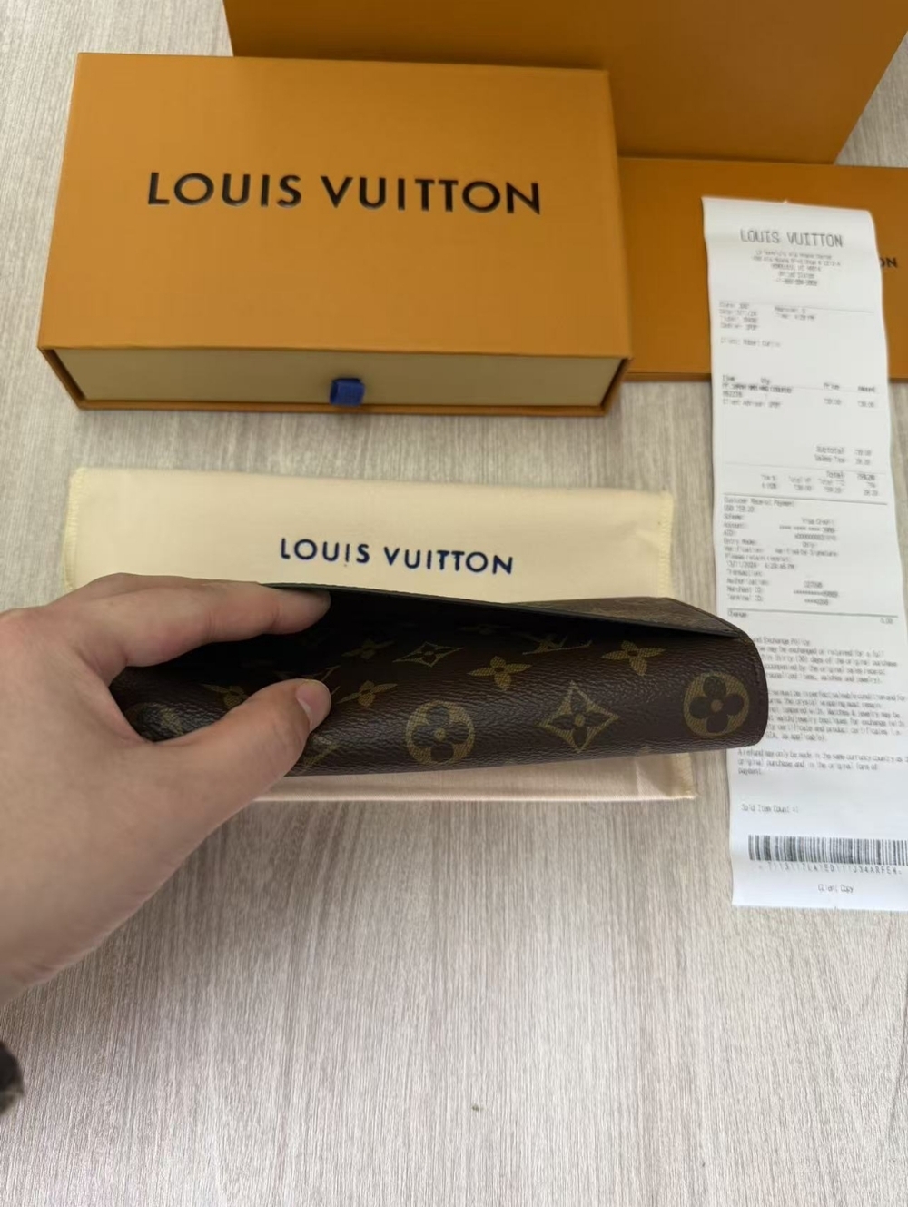 Louis Vuitton Sarah Wallet - Picture 5 of 16